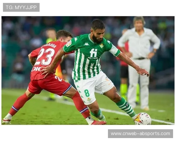 实时：贝蒂斯对阵奥萨苏纳，比赛因球迷投掷杂物中断15分钟。